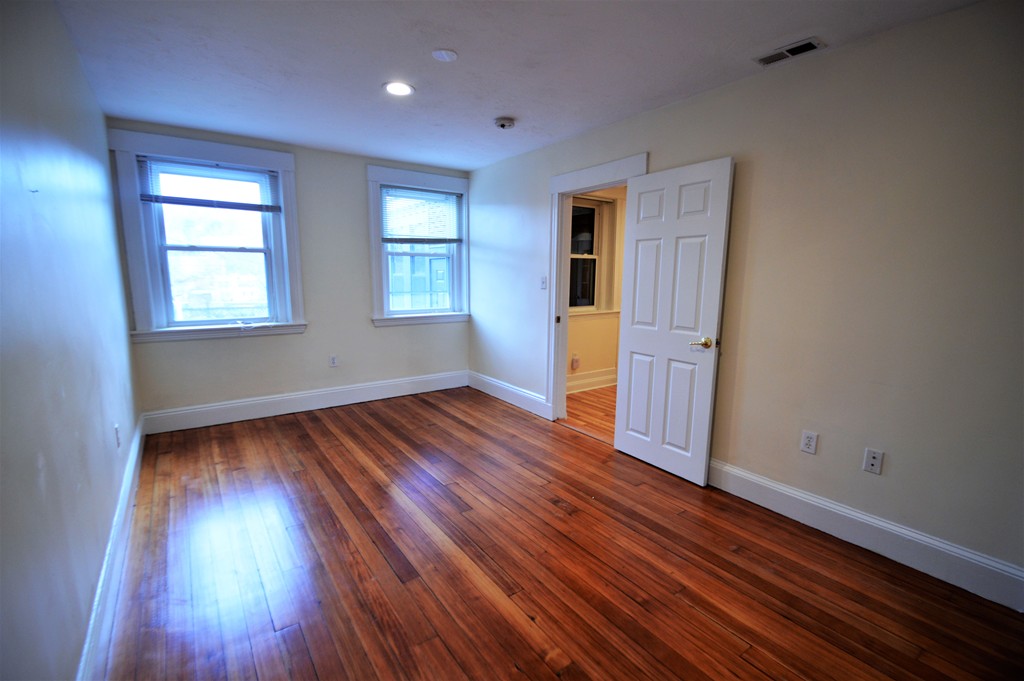 191 Winthrop Rd, Washington Square