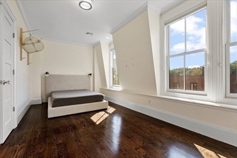 57 Monmouth St, Longwood