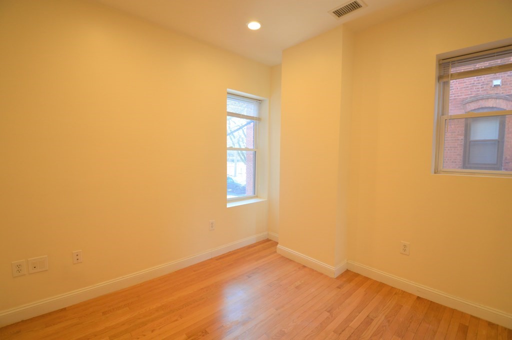 1801 Beacon St, Washington Square