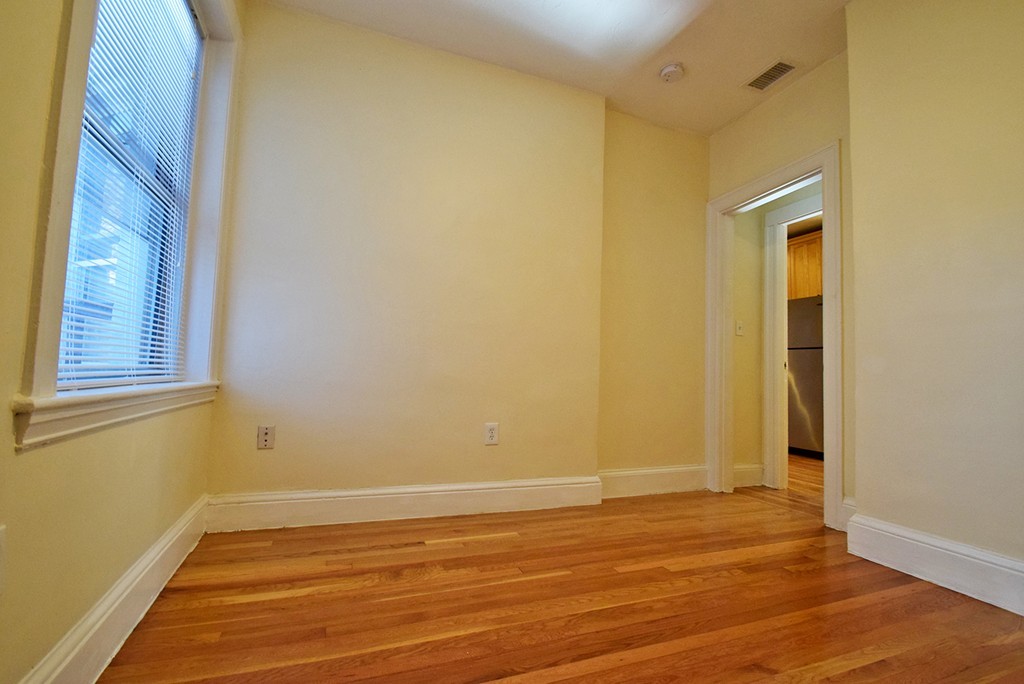 73 Thatcher St, Washington Square