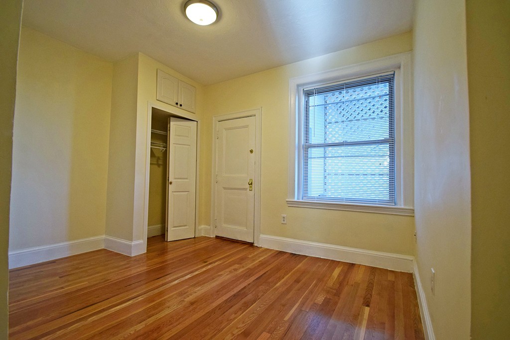 73 Thatcher St, Washington Square