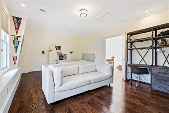 57 Monmouth St, Longwood