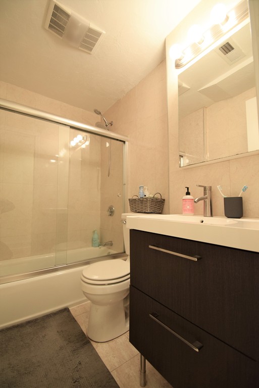 191 Winthrop Rd, Washington Square