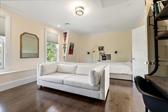 57 Monmouth St, Longwood