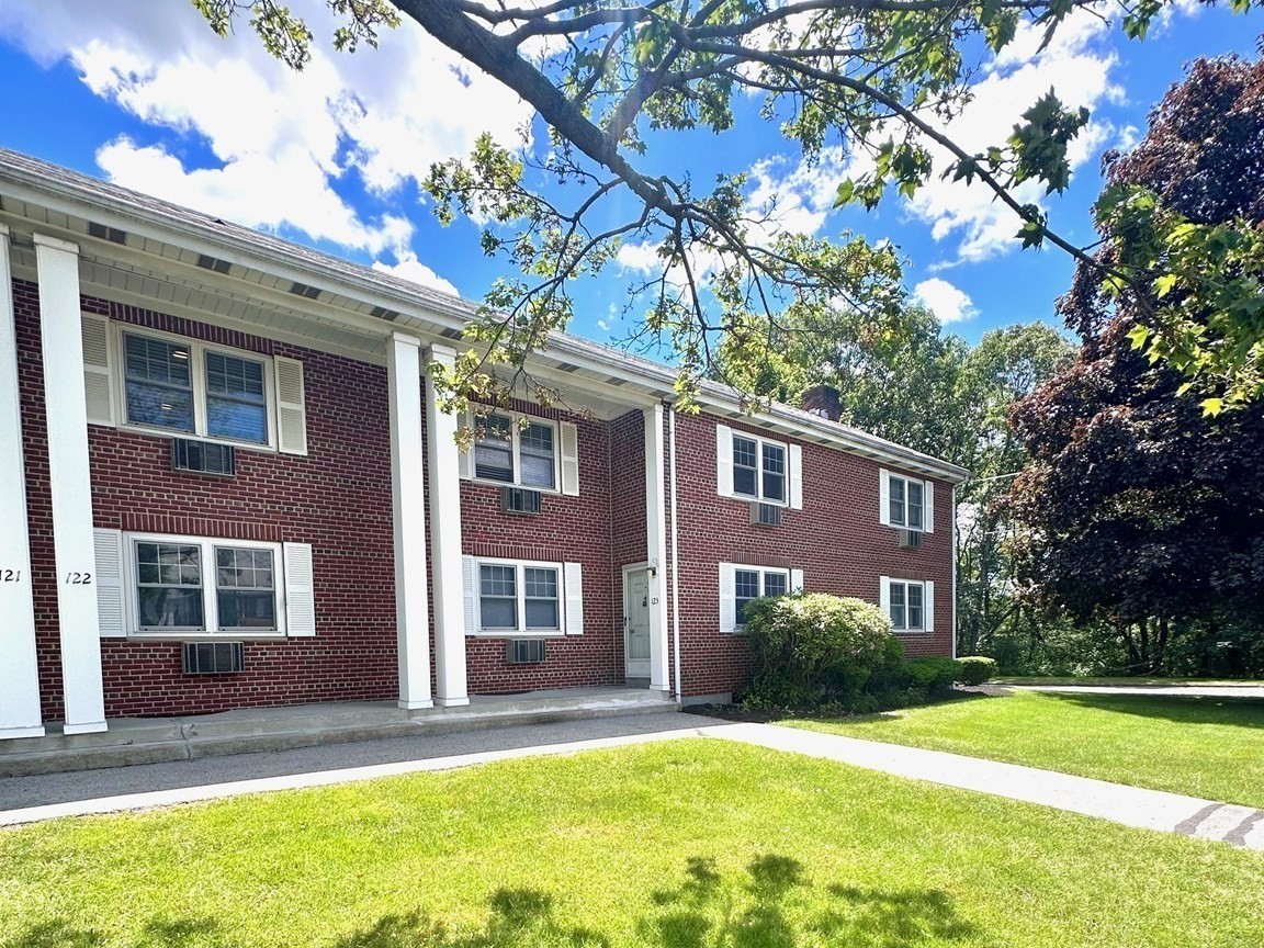 123 Emerson Gardens Rd, Lexington