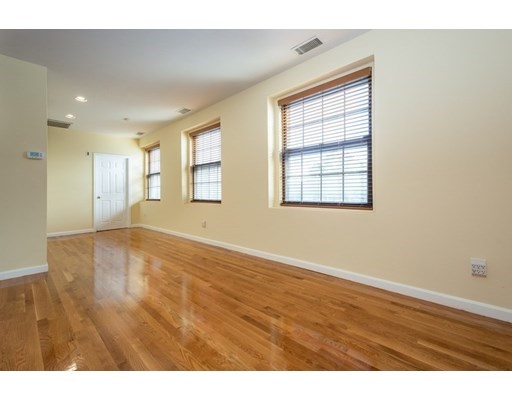 21 Linden St, Wollaston