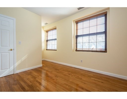 21 Linden St, Wollaston