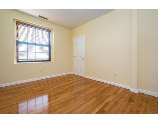 21 Linden St, Wollaston