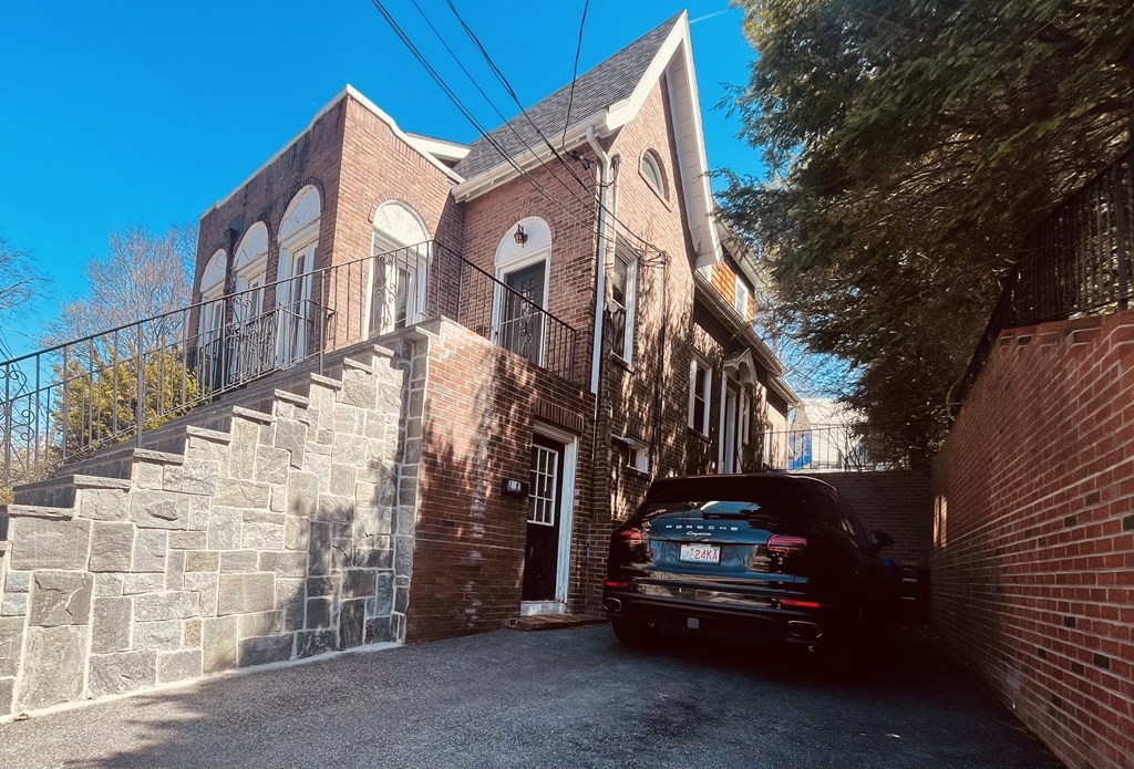 28 Wolcott Rd, Chestnut Hill